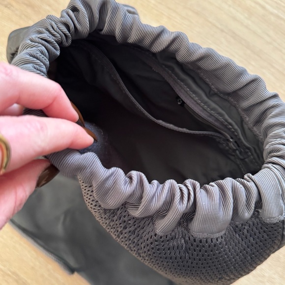 Lululemon Go Lightly Cinch Bag Dark Carbon main image 3